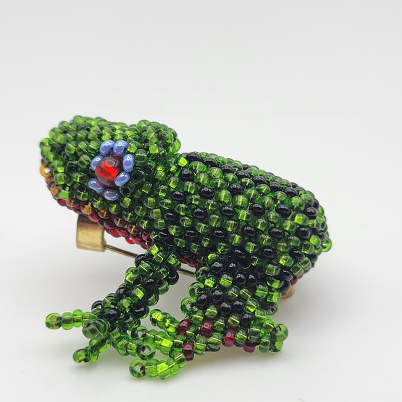 Unique Vintage Jewelry - CUTE Vintage Beaded Frog Brooch in C-clasp
